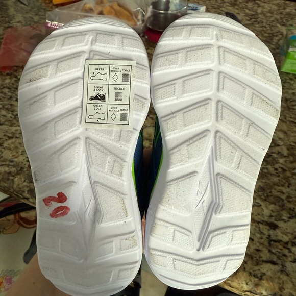 Reebok Like New Size 7 Toddler Boy Shoes - Picture 3 of 3